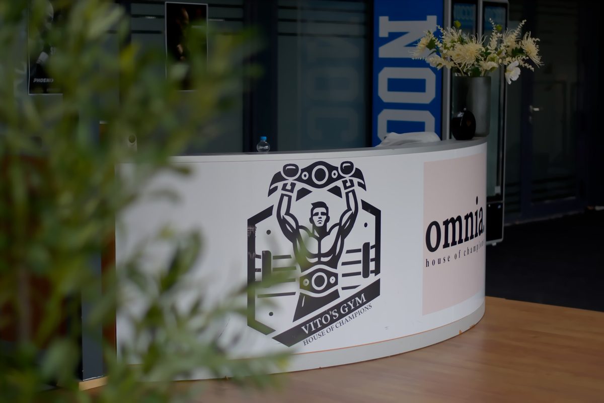 Empfangstresen von Vito's Gym mit dem Logo „House of Champions“
