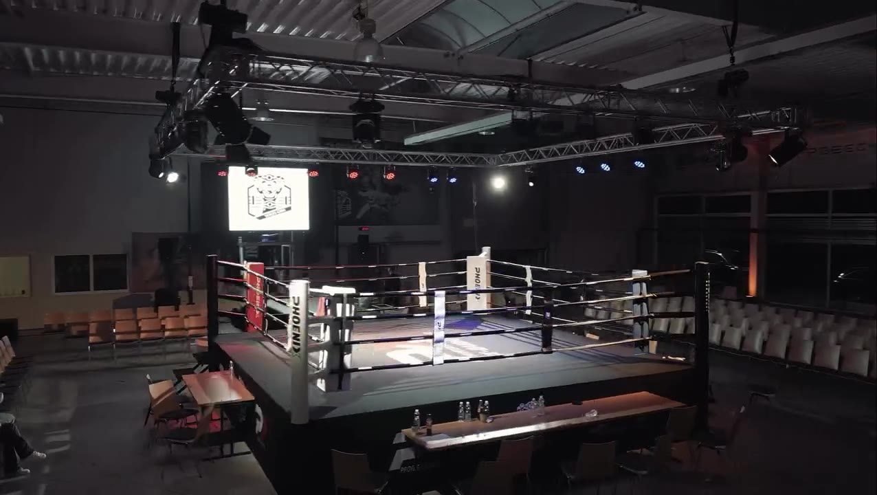 Die Halle mit dem Ring vor der Fight Night
