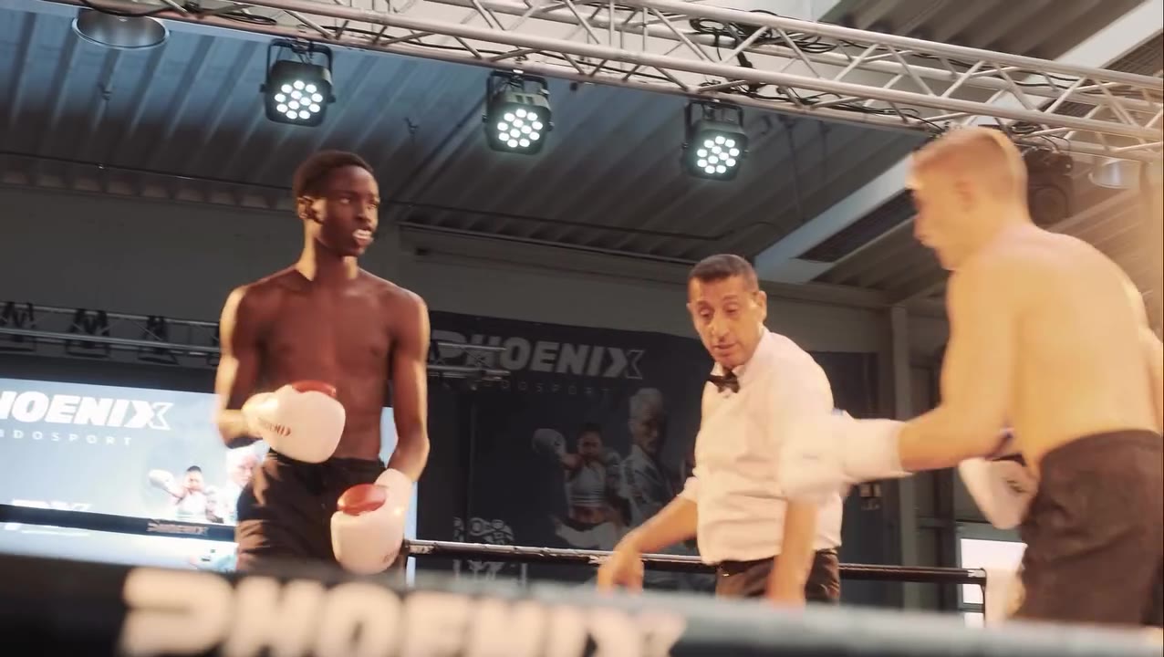 Kämpfer und Ringrichter vor dem Kampf