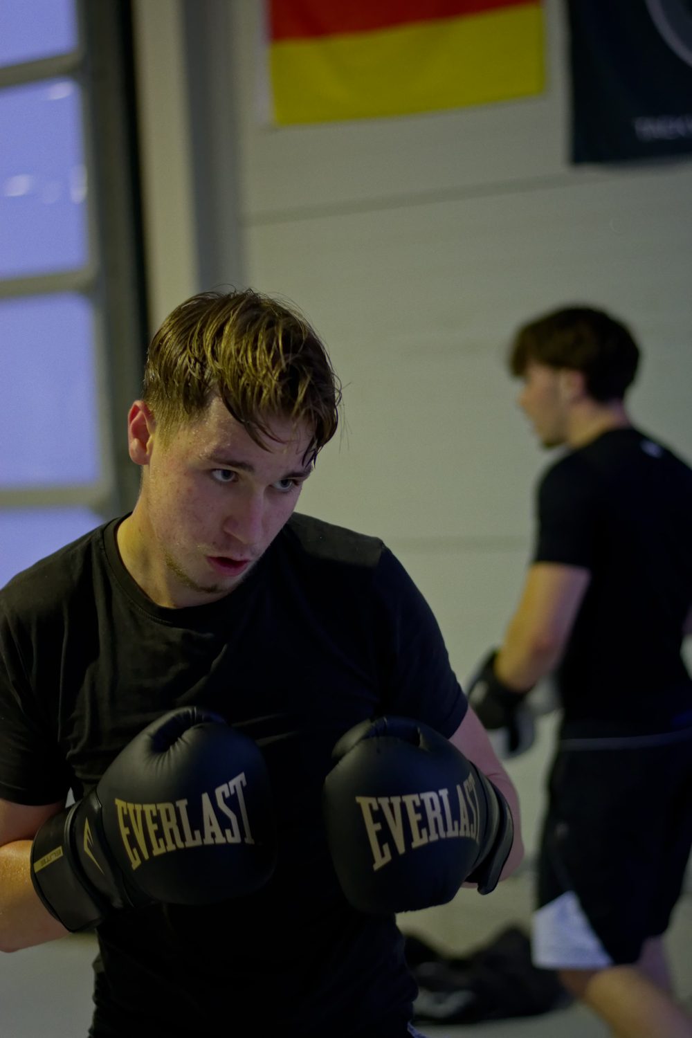 Sportler mit Boxhandschuhen in Deckung beim Training in Vito's Gym