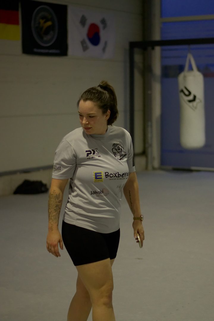 Lea, Trainerin für Frauenboxen