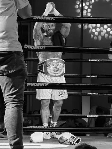 Viktor Kessler mit Meistergürtel im Boxring